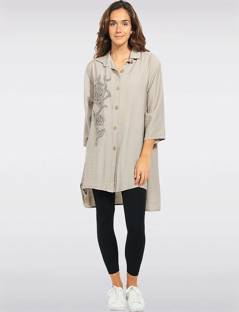 Haut Ample Longue Chemise À Col Boutonné Et Motif Floral Brodé Par Froccella