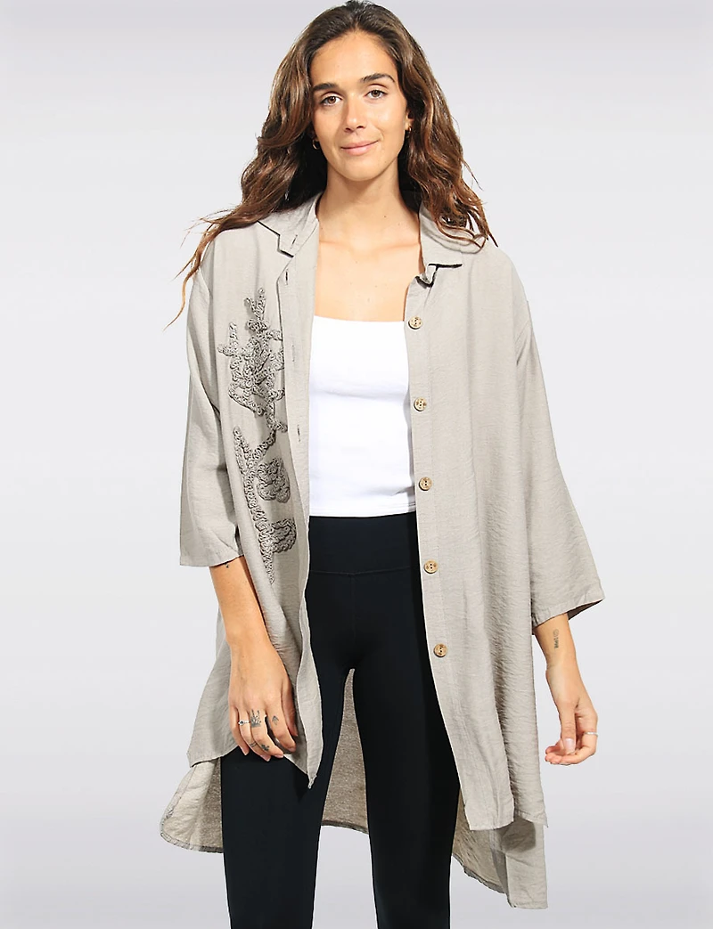 Haut Ample Longue Chemise À Col Boutonné Et Motif Floral Brodé Par Froccella