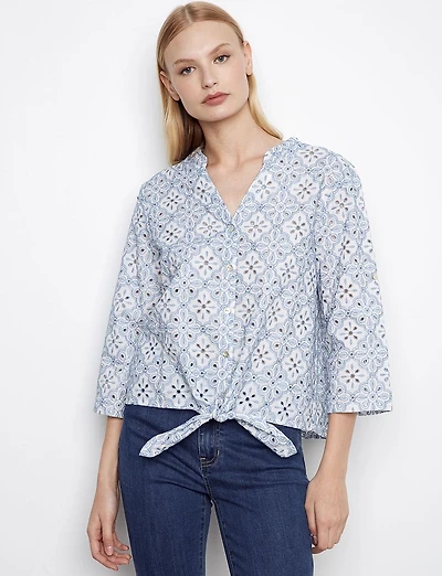 Blouse en Broderie Anglaise avec Manches 3/4 et Nœud sur le Devant par Charlie B