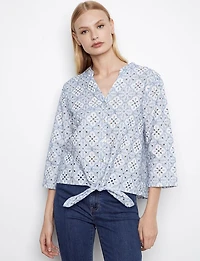 Blouse en Broderie Anglaise avec Manches 3/4 et Nœud sur le Devant par Charlie B