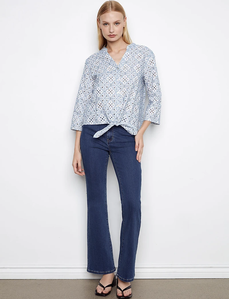 Blouse en Broderie Anglaise avec Manches 3/4 et Nœud sur le Devant par Charlie B