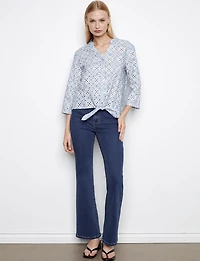Blouse en Broderie Anglaise avec Manches 3/4 et Nœud sur le Devant par Charlie B