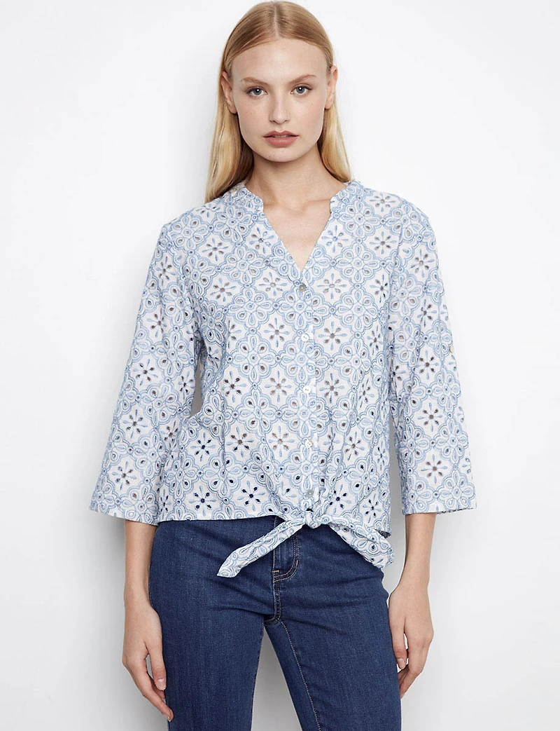Blouse en Broderie Anglaise avec Manches 3/4 et Nœud sur le Devant par Charlie B