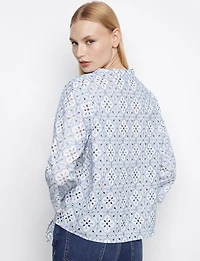 Blouse en Broderie Anglaise avec Manches 3/4 et Nœud sur le Devant par Charlie B