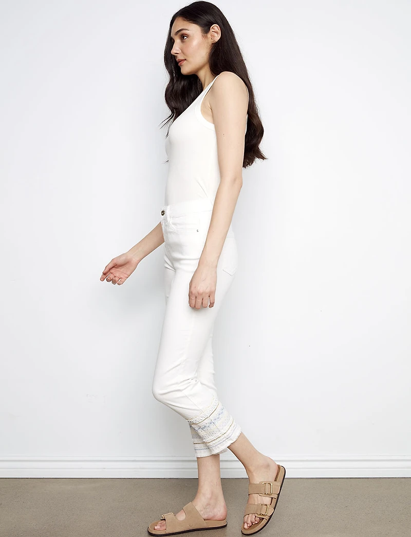 Pantalon Jean Blanc Ajusté Écourté Extensible avec Ourlet Brodé par Charlie B