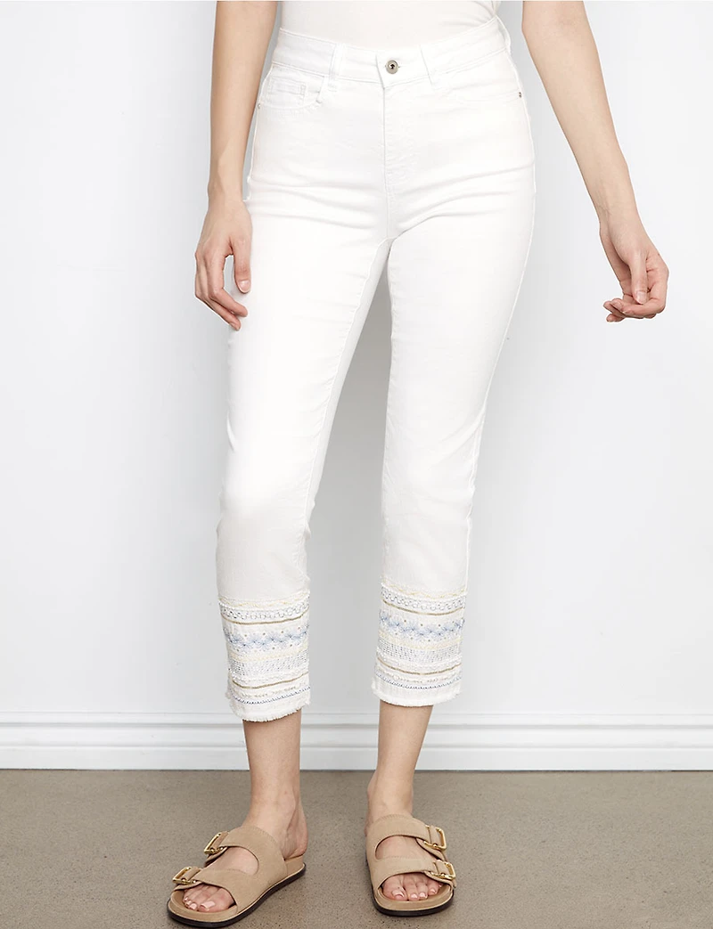 Pantalon Jean Blanc Ajusté Écourté Extensible avec Ourlet Brodé par Charlie B