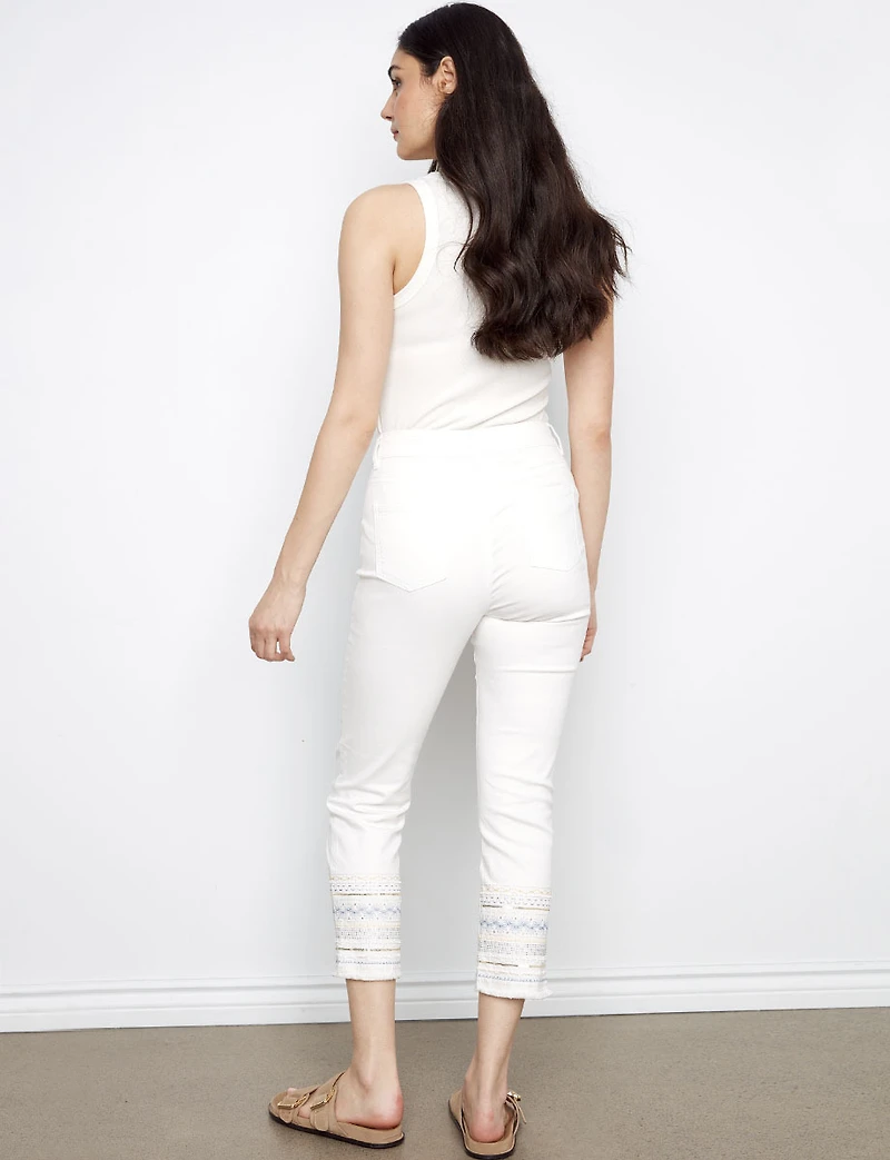 Pantalon Jean Blanc Ajusté Écourté Extensible avec Ourlet Brodé par Charlie B