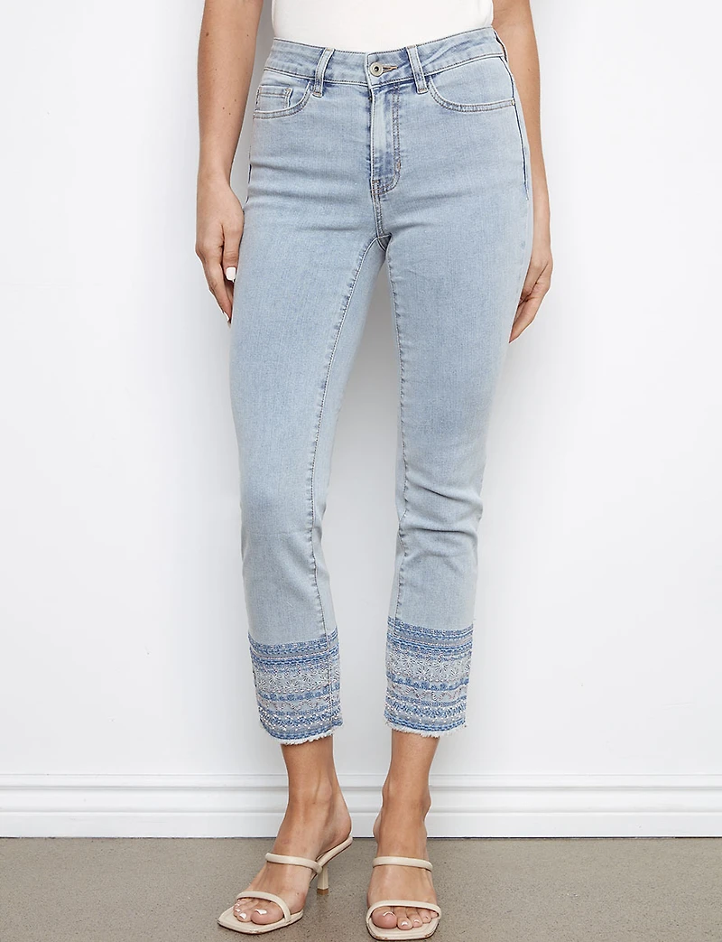 Pantalon Jean Clair Ajusté Écourté Extensible avec Ourlet Brodé par Charlie B
