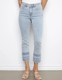 Pantalon Jean Clair Ajusté Écourté Extensible avec Ourlet Brodé par Charlie B