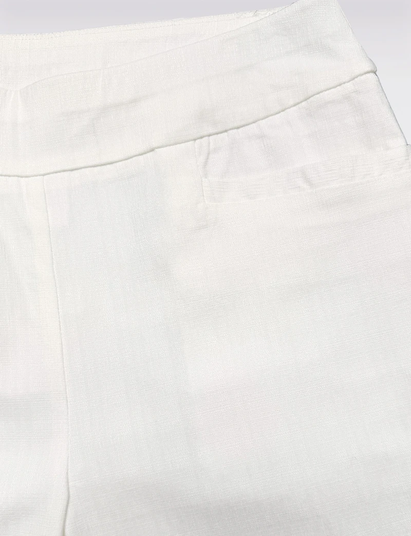 Capri Blanc Coupe Ajustée Extensible avec Deux Poches et Ourlet Boutonné