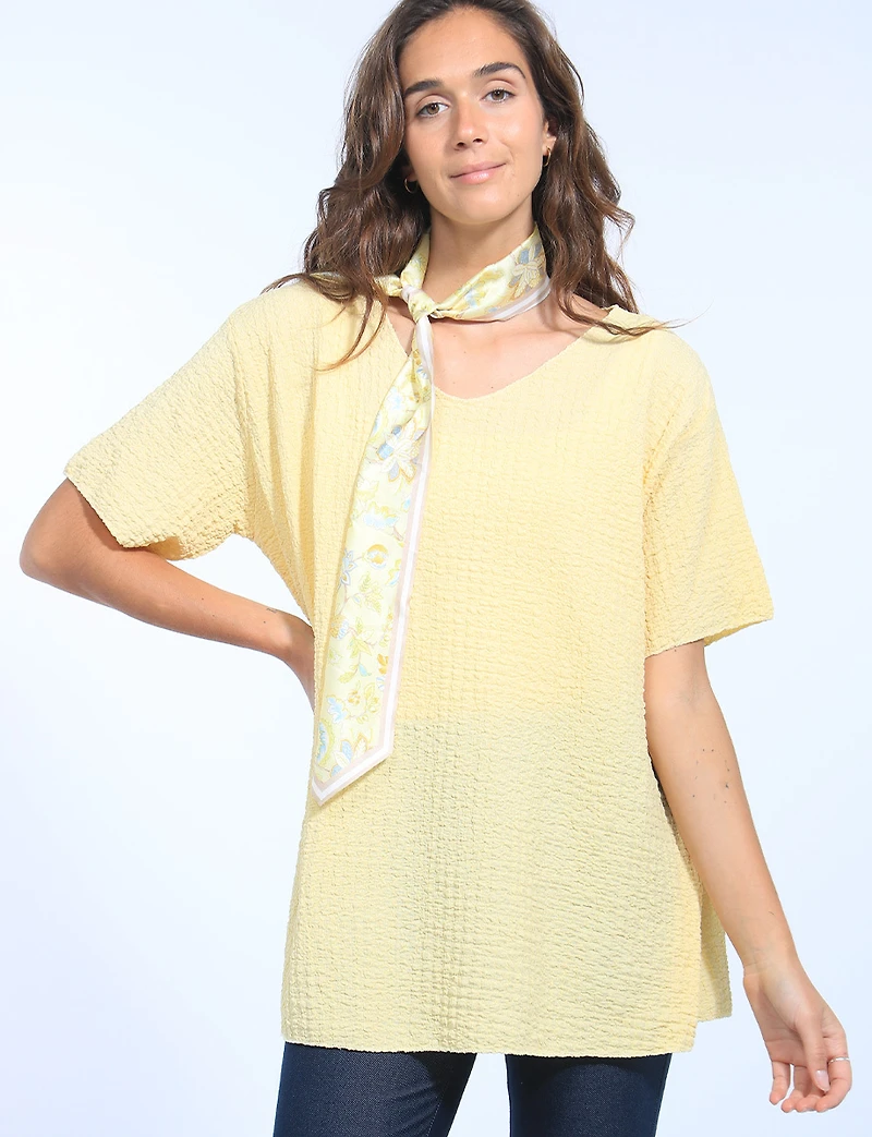 Haut Coupe Amples Texturé à Manches Courtes Avec Foulard par Froccella