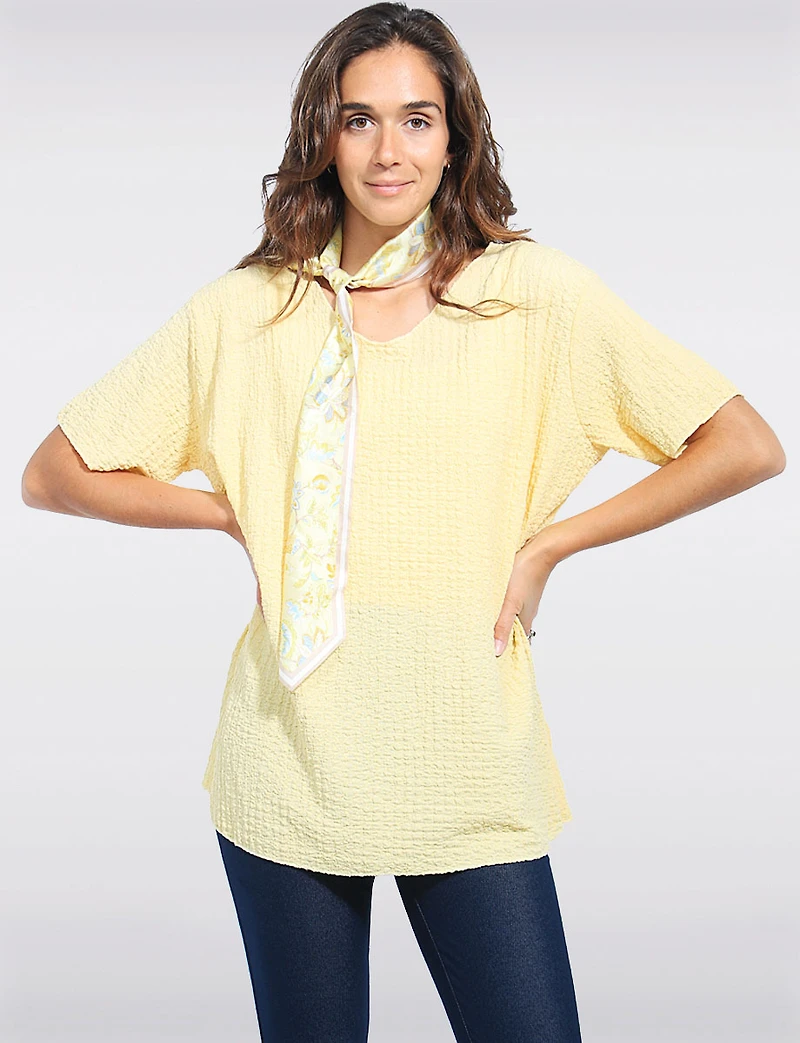 Haut Coupe Amples Texturé à Manches Courtes Avec Foulard par Froccella