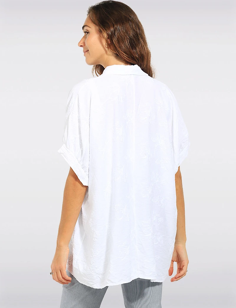 Haut Brodé Boutonné Coupe Ample avec Manches Courtes Froncées par Froccella