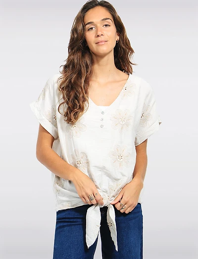 Blouse à Manches Courtes Broderie Florale Devant Nouée et Col en V par Froccella