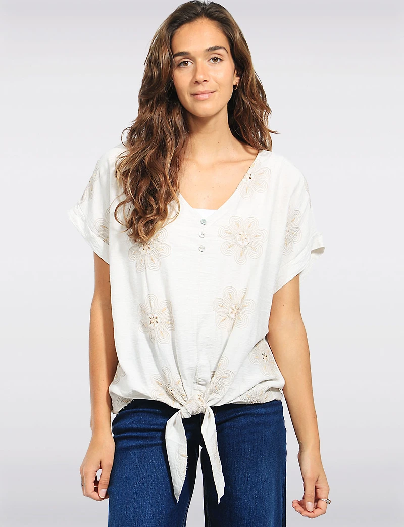Blouse à Manches Courtes Broderie Florale Devant Nouée et Col en V par Froccella