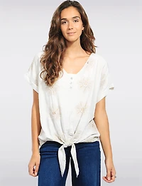Blouse à Manches Courtes Broderie Florale Devant Nouée et Col en V par Froccella