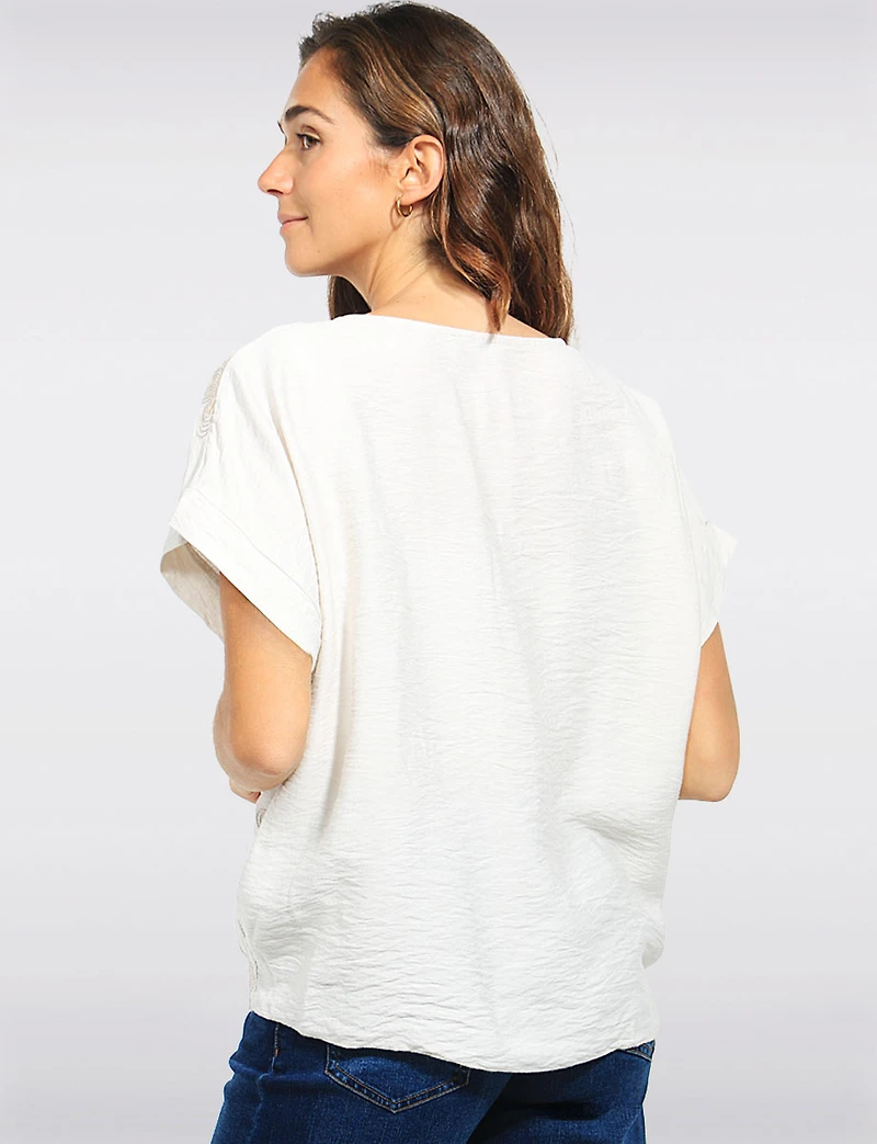 Blouse à Manches Courtes Broderie Florale Devant Nouée et Col en V par Froccella