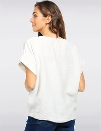 Blouse à Manches Courtes Broderie Florale Devant Nouée et Col en V par Froccella