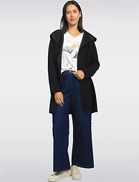 Cardigan Noir Long à Devant Drapé avec Jacquard Floral et Col Cascade par Perle
