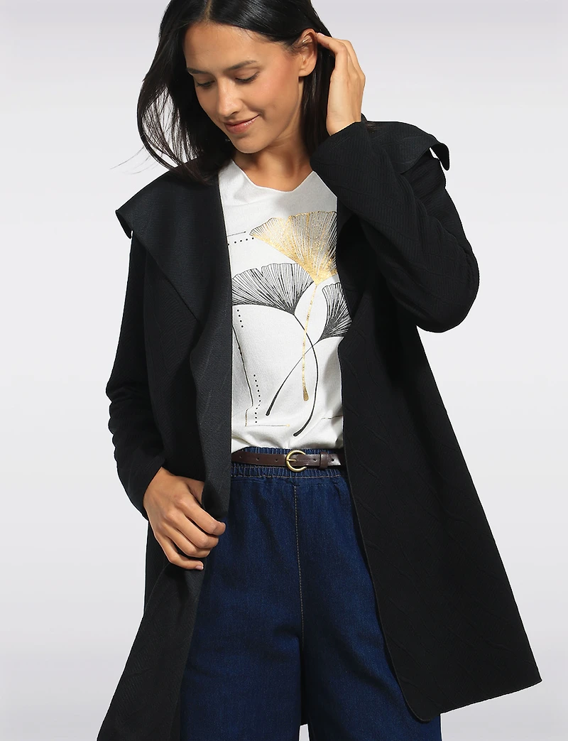 Cardigan Noir Long à Devant Drapé avec Jacquard Floral et Col Cascade par Perle