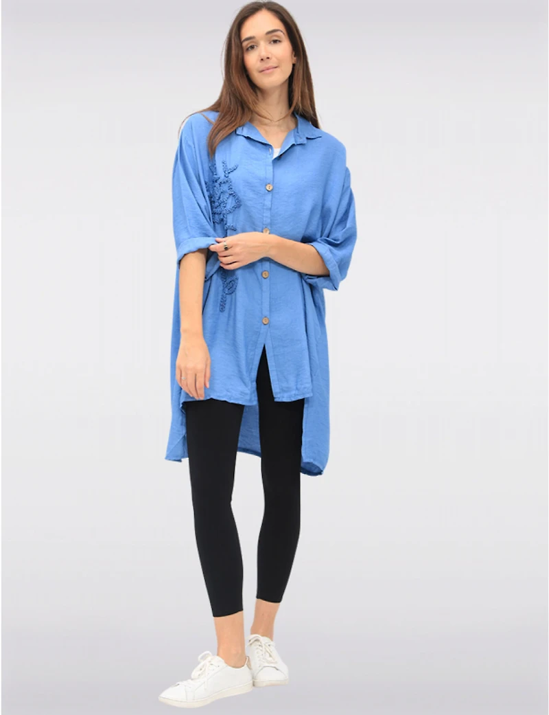 Manteaux Manteaux | La maison du manteau au Québec Chemise Boutonnée 3/4 avec Applique Florale & Fentes Latérales par Froccella
