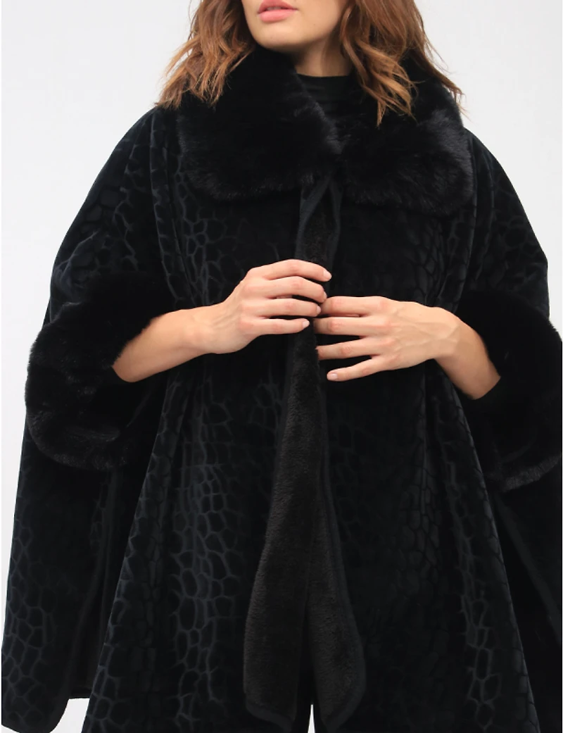 Manteaux Manteaux | La maison du manteau au Québec Cape-Châle Élégante Noire à Texture Chevron Douce Bordée de Fausse Fourrure