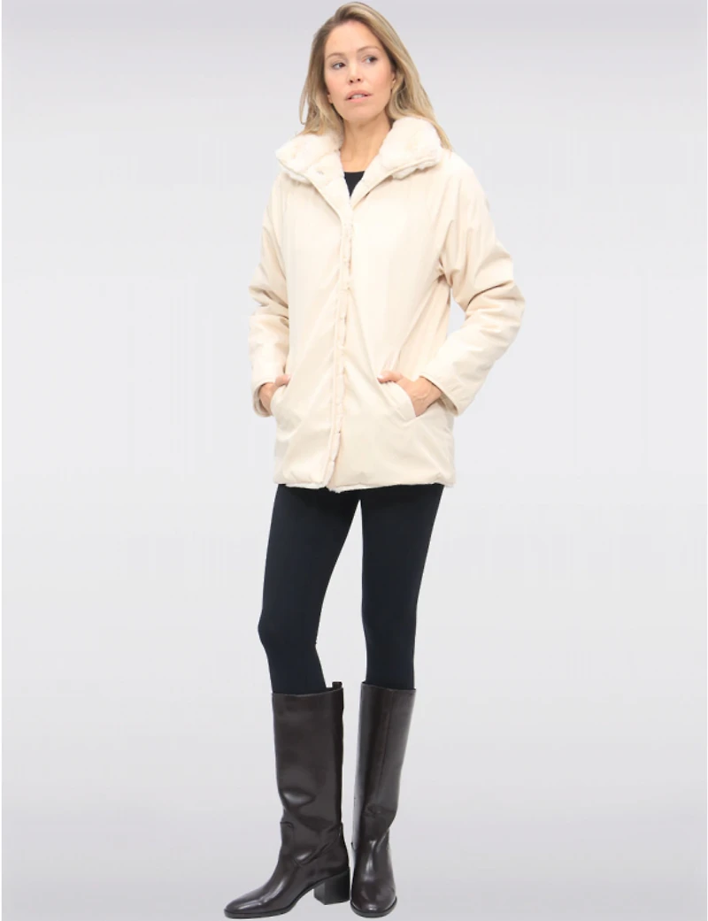Manteau Réversible Vegan Doux en Fausse Fourrure & Lisse À Coupe Droite Par Saki