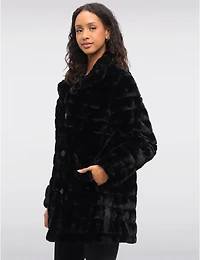 Manteau Végan Réversible en Fausse Fourrure Avec Fermeture À Boutons Par Saki