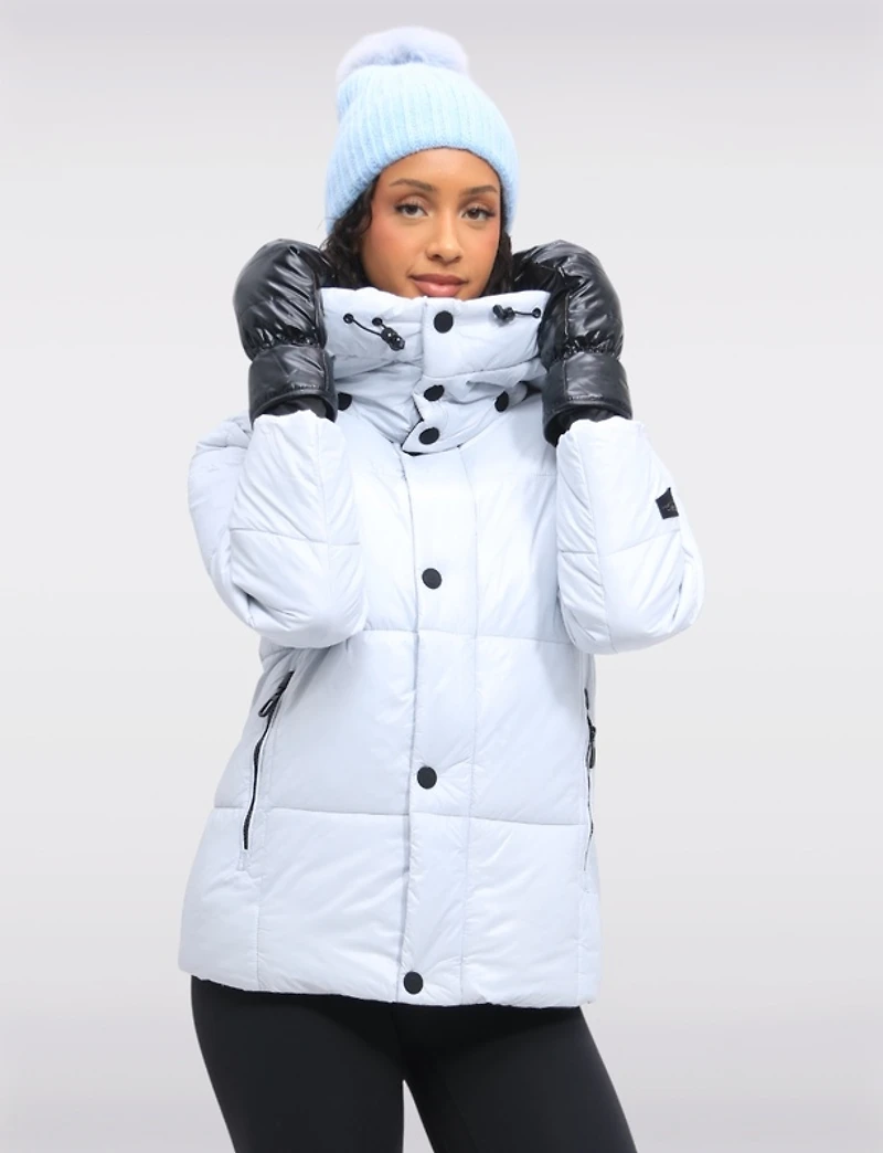 Doudoune Courte Vegan Bleu Clair Tendance Avec Capuche Amovible Par Oxygen