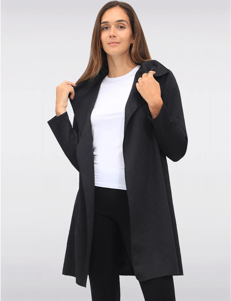 Manteaux | La maison du manteau au Québec Cardigan Noir Long à Devant Drapé avec Jacquard Floral et Col Cascade par Perle