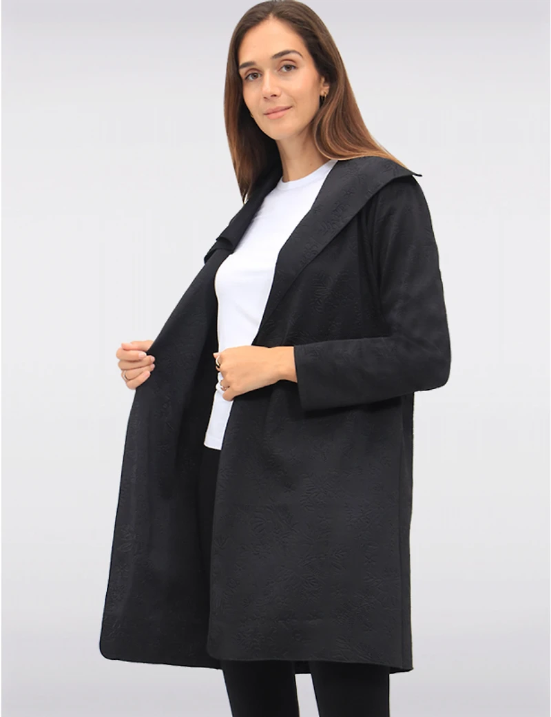 Manteaux | La maison du manteau au Québec Cardigan Noir Long à Devant Drapé avec Jacquard Floral et Col Cascade par Perle
