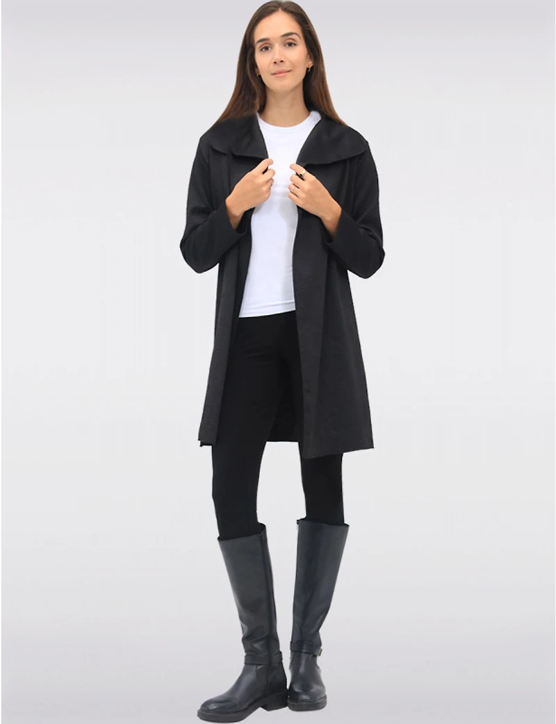 Manteaux | La maison du manteau au Québec Cardigan Noir Long à Devant Drapé avec Jacquard Floral et Col Cascade par Perle