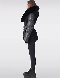 Doudoune Ceinturé Détails en Cuir Capuche Et Col Fausse Fourrure Par Sicily