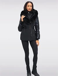 Doudoune Mate Avec Détails en Cuir Capuche Et Col Fausse Fourrure Par Sicily