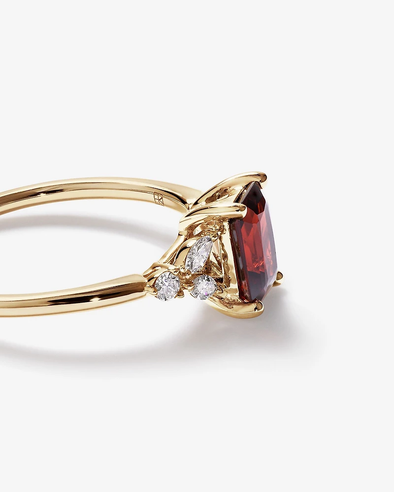 Bague Scatter avec Grenat Radiant et 0,16 Carat PT de Diamants en Or Jaune 10 carats