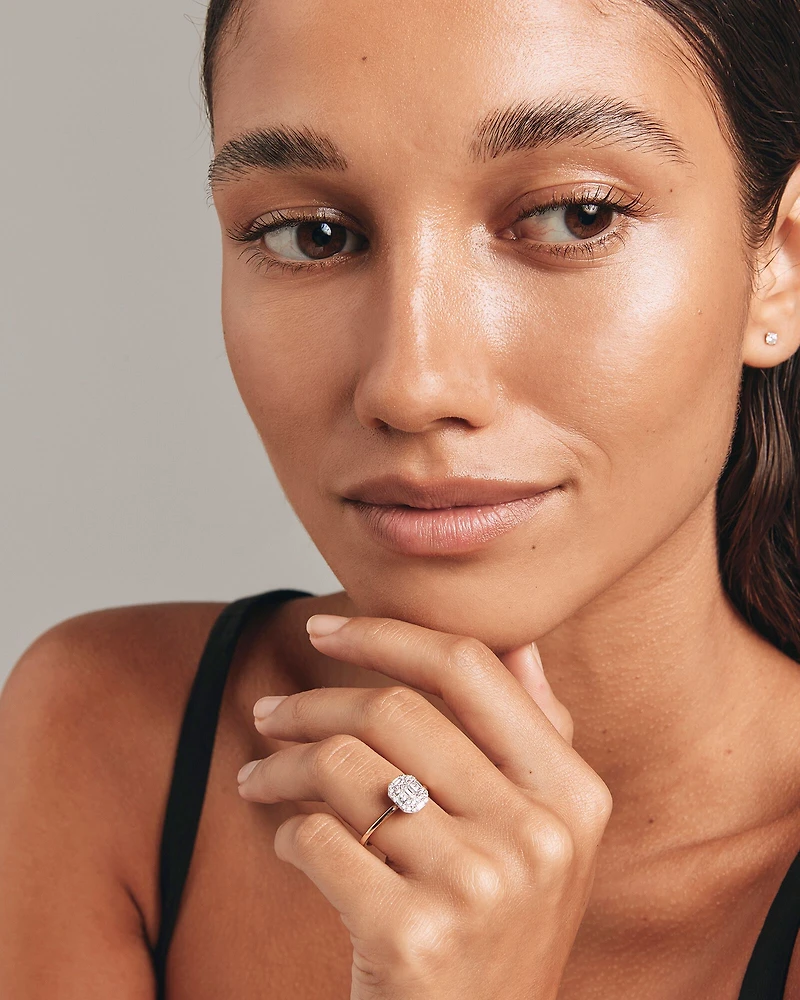 Bague de fiançailles diamant baguette taille émeraude 0,51 carat total et halo rond brillant en or jaune et blanc 14 carats