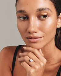 Bague de fiançailles diamant baguette taille émeraude 0,51 carat total et halo rond brillant en or jaune et blanc 14 carats