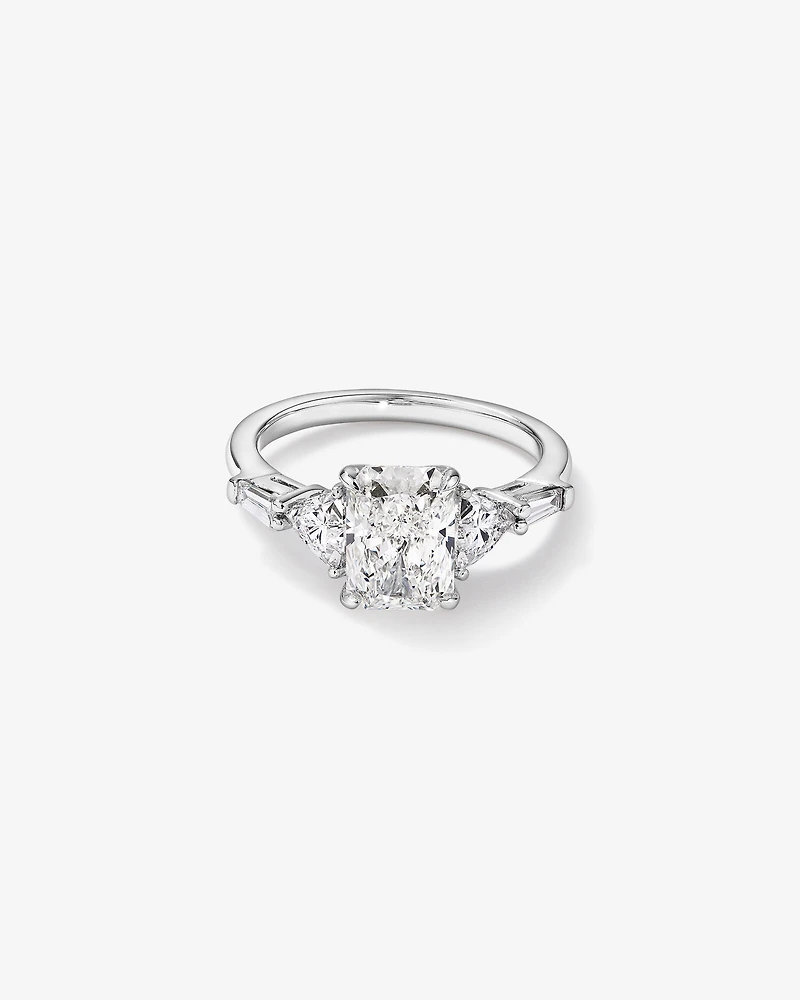 2,86 Carats Poids Total Bague De Fiançailles En Diamant Cultivé En Laboratoire, Coupe Radieuse, Pierres Latérales Taille Fantaisie, En Or Blanc 14 Ct