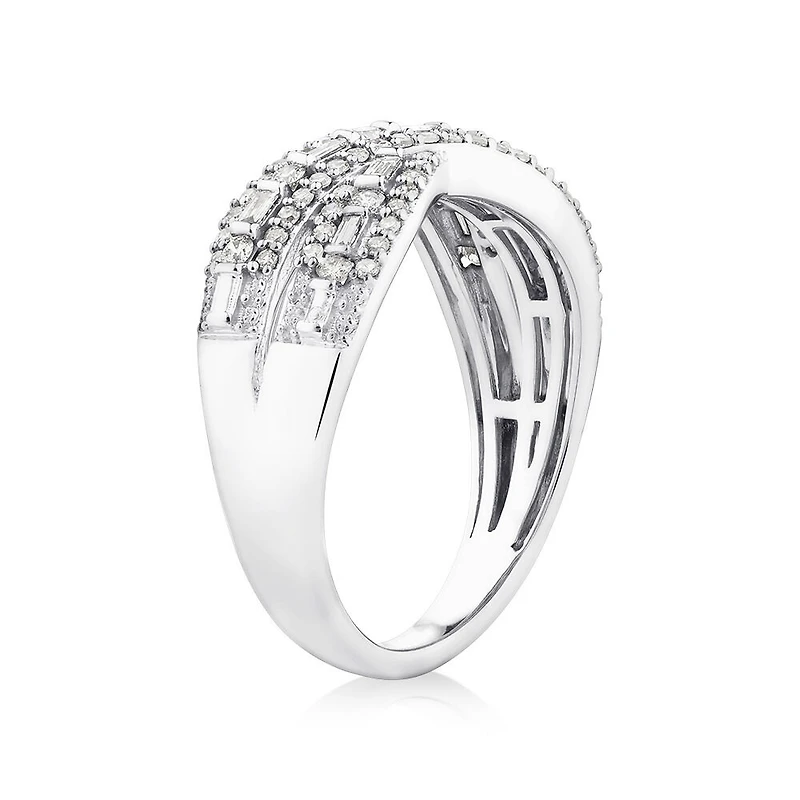 Bague en or blanc 10 K avec diamants totalisant 0,50 ct