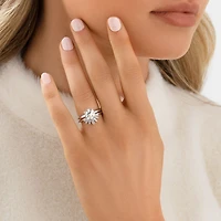 Bague de fiançailles solitaire Michael Hill avec un diamant de 2 carat TW et le Code d'Origine De Beers en or jaune et blanc 14 carats.