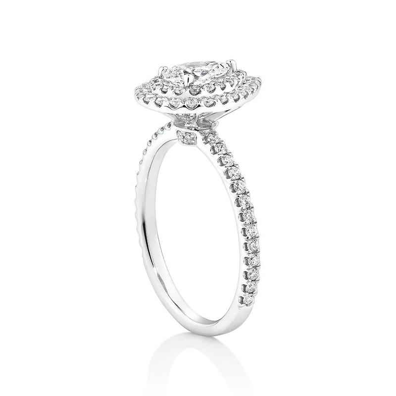 Bague à halo en or blanc 18 K à diamants totalisant 0,90 ct