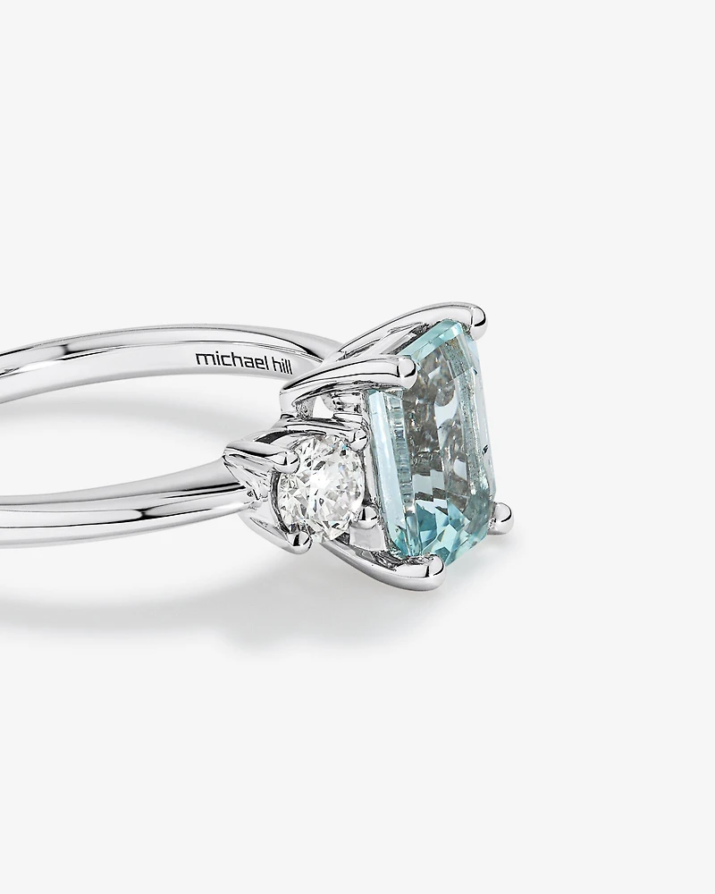 Bague en or blanc 10 K avec aigue-marine et diamants totalisant 0,40 ct