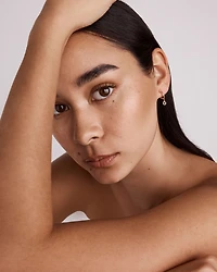 Boucles d'Oreilles Créoles Clous avec Breloque Cœur Ouvert en Zircon Cubique en Or Jaune 10 kt