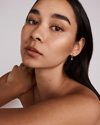 Boucles d'Oreilles Créoles Clous avec Breloque Cœur Ouvert en Zircon Cubique en Or Jaune 10 kt