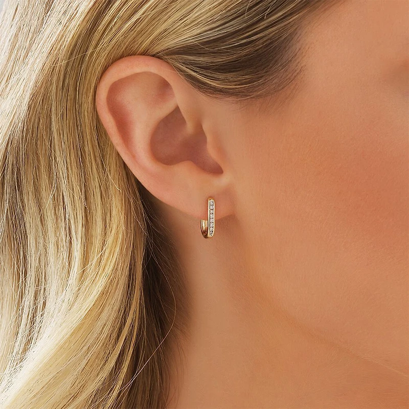 Anneaux courts en or jaune 10 K avec diamants totalisant 0,14 ct