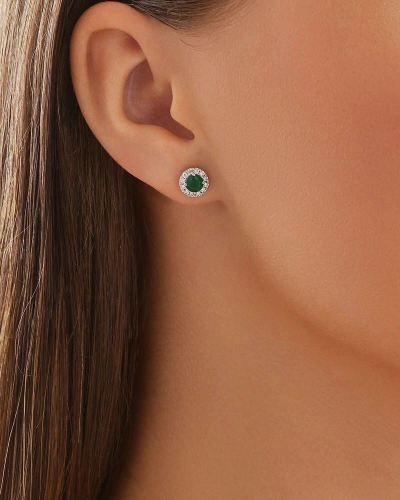 Boutons d'oreilles à halo en or jaune 10 K avec émeraude naturelle et diamants totalisant 0,28 ct