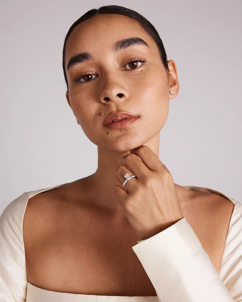 Bague de fiançailles en diamant de laboratoire taille émeraude 1,94 carat poids total en or blanc 14 kt