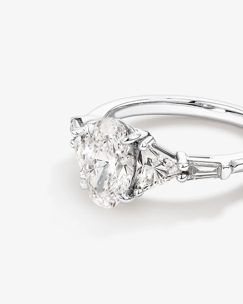 2,36 Carats Poids Total Bague De Fiançailles En Diamant Cultivé En Laboratoire, Coupe Ovale, Pierres Latérales Taille Fantaisie, En Or Blanc 14 Ct