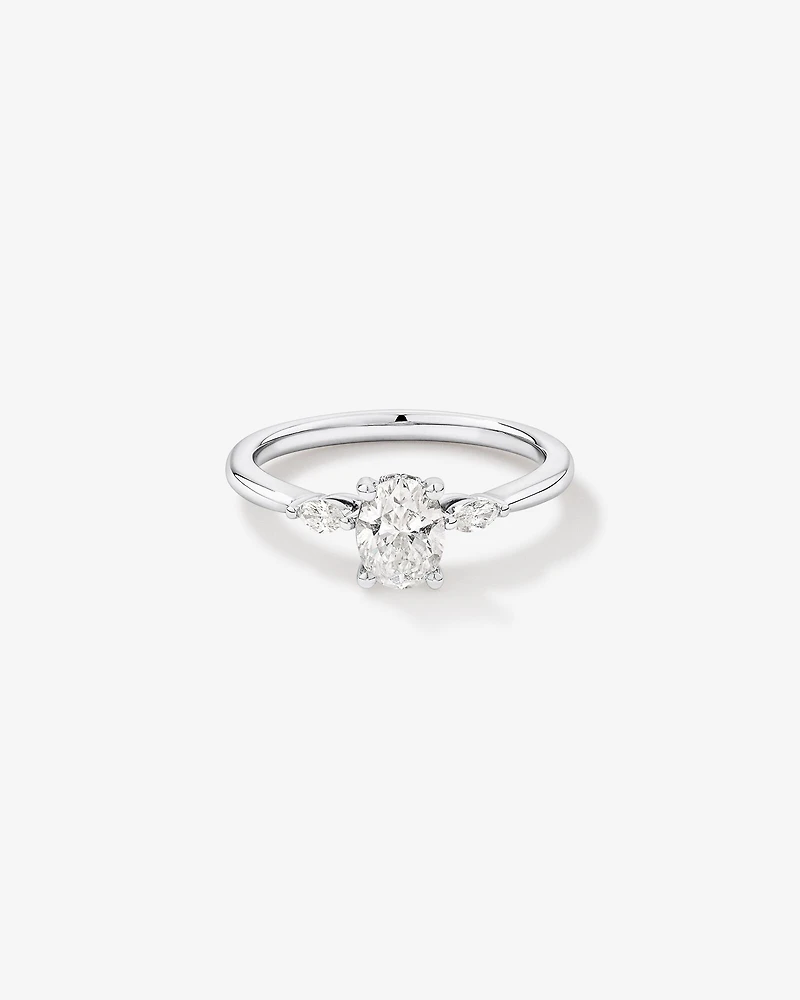 0,77 Carat Poids Total Bague De Fiançailles Trois Pierres Coupe Ovale Et Marquise Avec Halo Caché, En Platine