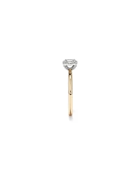 Bague de fiançailles halo en or jaune et blanc 14 carats avec diamant taille émeraude d'un poids total de 0,31 carat.